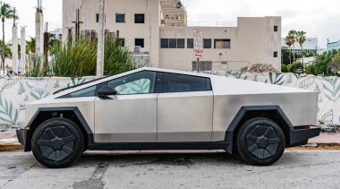 Miami, Florida, ABD - 12 Aralık 2024 Tesla Cybertruck elektrikli kamyonet vagonu. Tesla Cybertruck 'ın elektrikli arabası. Tesla Cybertruck 'ın arabası dışarıda park edilmiş. Tesla Cybertruck, yan görüş.