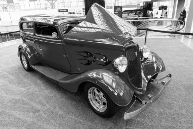 New York City, ABD - 27 Mart 2024: 1933 Ford Sedan Tudor retro araba kırmızı renk New York International Auto Show, yan görüş.