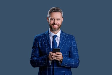 İş adamı mesajlaşması ve mesajı. Sosyal ağ. Telefonu olan İspanyol bir iş adamı. Telefon kullanan bir iş adamı. Gri yolda insan telefonu görüşmesi izole edildi. İş adamı sohbeti. Bir görüşme ayarla..