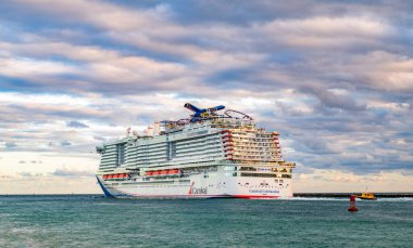 Miami, Florida, ABD - 23 Aralık 2024: yaz tatilinde tatil beldesi. Karnaval yolcu gemisi. Gemi turu ve deniz seyahati. Gemi Miami limanından ayrılıyor. Karnaval Gezi Gezisi Gezisi Kutlaması.