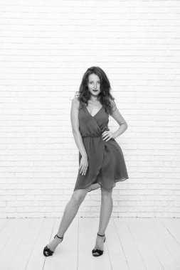 Beyaz tenli kadın, beyazın üzerinde yalnız poz veriyor. Mankenler elbise giyer. Zarif ve zarif bir kadın. Şık, sıradan tarzda şık bir kız. Moda elbisesi içinde genç ve güzel bir kadın. Harika bir kadın..