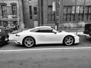 New York City, ABD - 10 Şubat 2024: Porsche 911 beyaz araba parkı, yan görüş.
