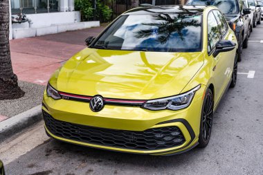 Miami, Florida, ABD - 16 Kasım 2024: 2022 Volkswagen Golf GTI spor yara izi. Volkswagen Golf GTI tipi lüks bir spor araba. Volkswagen Golf 'ün arabası dışarıda park edilmiş. Volkswagen Golf, ön görüş..