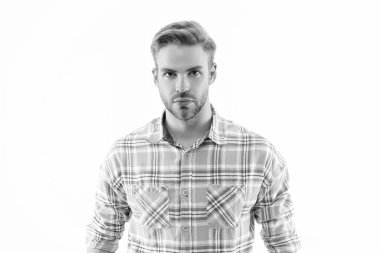 Kareli tişörtlü adam beyazda izole edilmiş. Şık saç stili olan şık bir adam. Moda erkek tarzı. Normal erkek stili. Yüz portresi. Kafkasyalı sıradan bir adam..