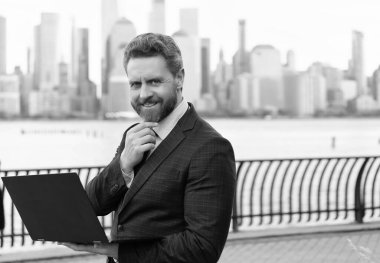 İş adamı dışarıda bilgisayar ya da dizüstü bilgisayarda çalışmakla meşgul. Adam internet tarayıcısından iş e-postası ve sörf yolluyor. New York 'ta serbest çalışan bir iş adamı. İnternette çalışan bir iş adamı. Boşluğu kopyala.