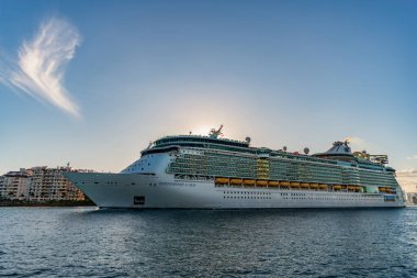 Miami, Florida, ABD - 24 Aralık 2024 Yaz Tatili Seyahati. Royal Karayipler Uluslararası yolcu gemisi. Gemi turu. Gemi rıhtımdan ayrılıyor. Deniz Gezisi Gezisinin Bağımsızlığı.