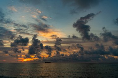 Yaz tatilinde bulutlu gün batımı gökyüzü ve deniz manzarası. Deniz gündoğumuyla gökyüzü. Deniz doğasında güzel bir ufuk. Sahilde romantik bir yaz tatili. Gün doğumu gökyüzü ufku. Deniz batımı görünümü.