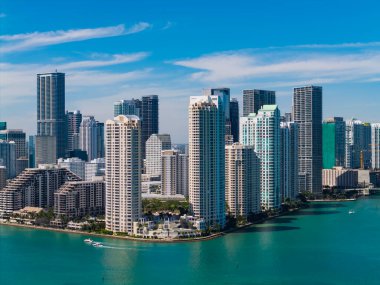 Miami 'deki Brickell binası. Gökdelen mimarisi olan Brickell Skyline. Şehir silüeti. Hava görüntüsü. Florida, Brickell Key 'den Miami' ye. Şehir merkezinde bir gökdelen. Şehir manzarası silüeti.