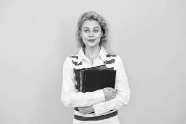 Öğretmen sarıyı izole etti. Üniversitede kadın öğretmen. Üniversite sınavı öğretmenleri. Okul dersindeki kadın öğretmen. Eğitimli kadın bilgisi. Üniversite öğretmeni. Akademik kurum.