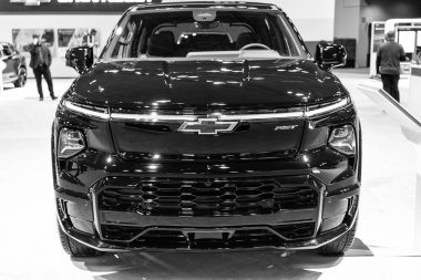 New York City, ABD - 27 Mart 2024 Chevrolet Silverado EV elektrikli siyah kamyonet New York Uluslararası Otomobil Fuarı, ön görüş.