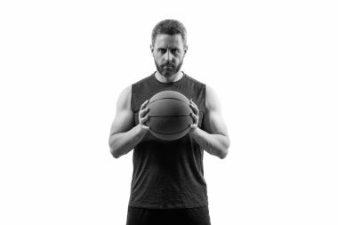 Sahada basketbol topu olan bir adam. Profesyonel basketbolcu eğitimi beyazda izole edilmiş. Kaslı adamın spor motivasyonu var. Spor ve hobi. Basketbolcu adam profesyonel oynuyor..