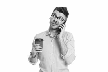 Telefon var. İş adamı iletişim için telefonu kullanıyor. Kahveli bir iş adamı beyazın üstüne izole edilmiş. Kahve molası. İş iletişimi. Adam iş konuşuyor. Şeffaf iletişim.