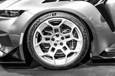 New York City, ABD - 27 Mart 2024: New York Uluslararası Otomobil Fuarı 'nda Ford Mustang GTD spor arabasının jant ve tekerleği.