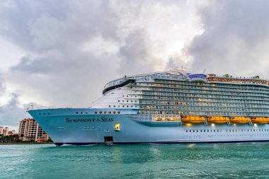 Miami, Florida, ABD - 16 Aralık 2024: Seas yolcu gemisi seferi senfonisi. Yaz tatilinde gemi turu. Royal Karayipler Uluslararası yolcu gemisi. Gemi turu. Lüks gemi gezisi..