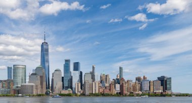 New York City 'nin ufuk çizgisi, ABD. NYC simgeleri. Günbatımında New York şehrinin gökdeleni ve gökdeleninin muhteşem manzarası. Manhattan 'ın güzel manzarası.