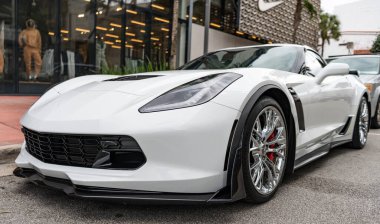 Miami, Florida, ABD - 19 Kasım 2024 Chevrolet Corvette, köşe manzaralı. 2016 Chevrolet Corvette ZO6 Chevy spor araba. Chevrolet Corvette 'in spor arabası. Chevy Corvette ZO6 'nın arabası..