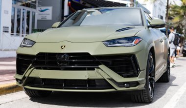 Miami, Florida, ABD - 08 Aralık 2024: Luxur yeşil renkli Lamborghini Urus S tipi spor araba. Lamborghini Urus 'un arabası dışarıda park halinde. Lamborghini Urus, köşe manzaralı. 2024 Lamborghini Urus S SUV arabası.