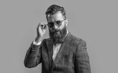 Formalite icabı smokinli adam gride tek başına. Formalite içinde smokin giyen kızıl saçlı adam. Erkekler şık erkek kıyafetleri giyer. Resmi takım elbiseli sakallı beyefendinin zarafeti. Resmi kıyafet. Şık zarafet.