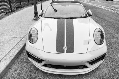 New York, ABD - 28 Nisan 2024: Porsche 911 spor araba açık hava, ön manzara.