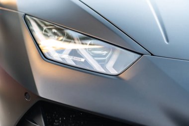 Miami, Florida, ABD - 19 Aralık 2024: Lamborghini Huracan EVO 'nun spor arabası. Lamborghini Huracan 'ın siyah arabası açık hava, açık görüş. 2021 Lamborghini Huracan EVO üstü açık spor araba.