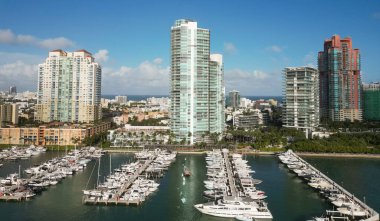 Marina rıhtımı. Lüks Güney Sahili marinası. Miami güney sahili manzaralı. Lüks bir yat limanında. Lüks bir yaşam tarzı. Lüks Miami Florida manzarası. Yaz tatili. Özel marina..