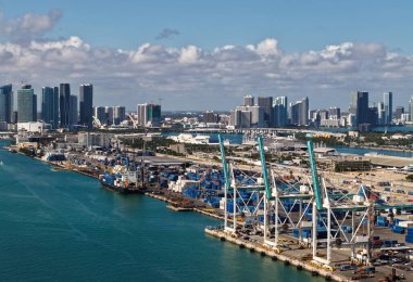 Miami, Florida - 4 Şubat 2025: kargo konteynırı. Miami Limanı. Konteynır yükleniyor. İhraç ve ithalat. Kargo işi. Miami limanında konteynırlı kargo hizmetleri, ulaşım.