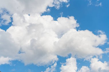 Beyaz bulutlu gökyüzü. Güzel beyaz bulutlu mavi gökyüzünde yumuşak güneş ışığı, doğa manzaralı yumuşak beyaz bulutlar pastel mavi gökyüzü arka planında.