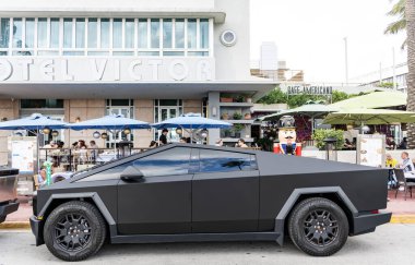 Miami, Florida, ABD - 06 Aralık 2024 Tesla Cybertruck elektrikli kamyonet vagonu. Tesla Cybertruck 'ın siyah elektrikli arabası. Tesla Cybertruck 'ın arabası dışarıda park edilmiş. Tesla Cybertruck, yan görüş.