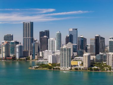 Miami gökdelen şehri. Miami şehrinin ufuk çizgisi Brickell anahtarı. Miami şehir merkezinde. Gökdelen binası. Şehir merkezindeki şehir manzarası. Seyahat güzergahı. Şehir mimarisi. Miami lüks silueti.