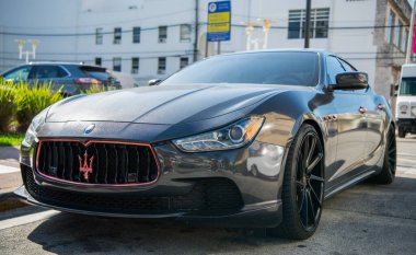 Miami, Florida, ABD - 06 Aralık 2024: Maserati Ghibli 2025 spor yara izi. Maserati Ghibli 'nin lüks spor arabası. Maserati Ghibli 'nin arabası dışarıda park edilmiş. Maserati Ghibli, köşe görünümü.