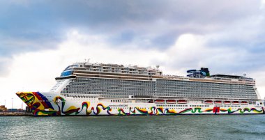 Miami, Florida, ABD - 4 Kasım 2024 Norveçli Cruise şirketi. Gemi turu ve deniz seyahati. NCL gemisi. Seyahat konsepti. Norveçli bir yolcu gemisi yolculuğu. Yaz tatilinde gezmek.