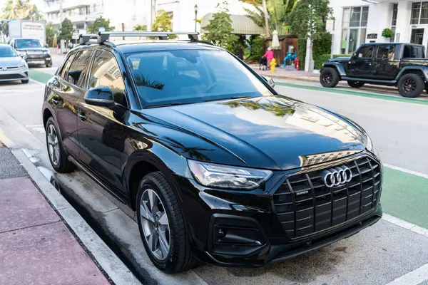 Miami, Florida, ABD - 18 Aralık 2024 Audi Q755 Premium Crossover Car. Audi Q7 tipinde lüks bir araba. Audi Q7 'nin arabası dışarıda park edilmiş. Audi Q7, köşe görünümü.