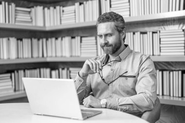 İşletme öğretmeni. Dizüstü bilgisayarı olan bir milenyum öğretmeni. Online eğitim dersi. Okul öğretmeniyle vakit geçiriyorum. Videolu uzaktan eğitim. Serbest çalışan bir iş adamı. Kariyer gelişimi.