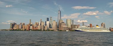 New York Panoraması. New York 'ta gemi turu. New York Manhattan 'ın silueti Hudson Nehri yolcu gemisiyle geziyor. New York gemi seyahati