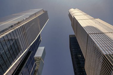 Şehir mimarisi. Modern ofis binasının mimarisi. Perspektif şehir gökdeleni. Modern gökdelen binası. Şehir merkezindeki ofis binası. Gökdelen perspektif görüntüsü. Simetri inşa ediliyor.