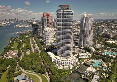 Miami plajı hava manzarası. Marina, Miami Beach, Florida USA 'de. Biscayne Körfezi. Lüks şehir manzaralı Miami Marina şehir merkezi. Yaz tatili. Güney sahili havacılık şehri. Şehir manzarası. Lüks yaşam tarzı..