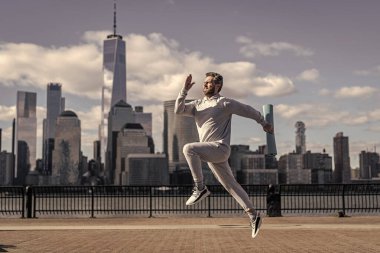 Spor koşusu sabah egzersizi. Manhattan 'da koşucu eğitimi. New York 'ta koşan sporcu. Spor rutini. Sporcu dışarıda koşuyor. Fonksiyonel uygunluk.