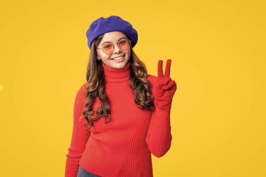 Moda ve şık genç kız gülümsüyor. Gençler için sonbahar moda tarzı. Sonbahar tarzı için tam takım. Sonbahar bereli kız. Sarıda izole edilmiş genç bir kız. Sonbahar moda kızı. Dış giysi beyanı.