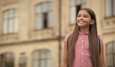 Okula dönelim. Sırt çantalı genç kız okula gidiyor. Eğitim ve bilgi. Ortaokulda çantalı bir kız öğrenci. Çalışma zamanı. 1 Eylül. Üniversite eğitimi. Boşluk afişini kopyala.