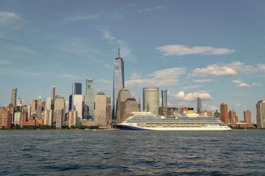 New York 'ta gemi turu. New York Manhattan 'ın silueti Hudson Nehri yolcu gemisiyle geziyor. New York gemi seyahati