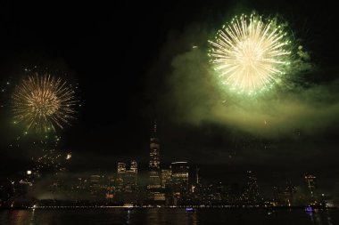 New York Manhattan havai fişekleri arifesinde. Manhattan 'da havai fişekler. New York 4 Temmuz Havai fişekleri. Flashing Fireworks ile New York City Skyline Manhattan. Bağımsızlık Günü