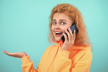 Mobil iletişim. Kız çağrıya cevap verdi. İletişim. Akıllı telefondan konuşan bir kadın var. Milenyum kadınlarının telefon konuşmaları olur. Akıllı telefondan kız kıza konuşuyoruz. Telefon var. Boşluğu kopyala.