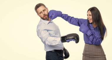 İş kavgası. İş ortakları boks eldivenleriyle dövüşüyor. Öfke kontrolü. İki iş adamıyla iş kavgası. İş adamları birbirlerine karşı savaşırlar. Boşluğu kopyala.