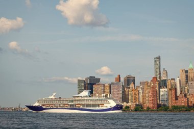 New York gezisi. New York 'ta gemi turu. New York Manhattan 'ın silueti Hudson Nehri yolcu gemisiyle geziyor. New York gemi seyahati