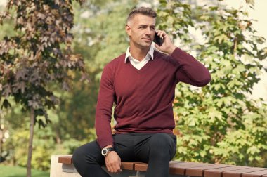 Modern iletişim. Adam dışarıda telefonla konuşuyor. Olgun adam çağırıyor. Adam telefonda konuşuyor. Telefon var. Mobil bağlantı. Akıllı telefonlu bir iş adamı. İş iletişimi.