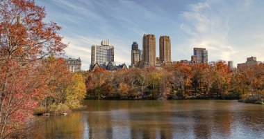 New York sonbaharı. Sonbahar mevsiminde mevsimlik şehir manzarası. Doğanın sonbahar güzelliği. Şehir parkında doğa. Parkta sonbahar manzarası. Sonbahar manzarası. Doğa sonbahar manzarası. Central Park 'ta sonbahar sezonu. Panoramik görünüm.