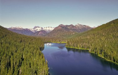 Doğa manzarası. Washington 'daki Cooper Gölü. Cooper Gölü 'nün popüler doğa yürüyüşü. Cooper gölü ve dağ manzarası. Cooper Gölü 'nün dağ ve orman manzarası. Resimli manzara..