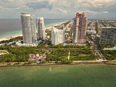 Miami Plajı 'ndaki gökdelenli şehir manzarası. Skyline marina havacılık şehri manzarası. Miami güney plajının şehir manzarası. Miami şehir merkezinde modern gökdelenleri olan Florida. Hava görüntüsü. Şehir sokakları.