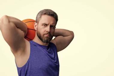 Adamın spor motivasyonu var. Spor ve hobi. Sepete daldır. Smaç basıldı. Sahada basketbol topu olan bir adam. Profesyonel basketbolcu eğitimi beyazda izole edilmiş. Atletik performans.