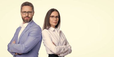 Ofiste iki meslektaşım var. İş arkadaşı olan iş adamları. İş liderliği ve başarı. Lider, liderliği temsil ediyor. Başarılı iş adamları. İşletme lideri izole. Alan reklamını kopyala.